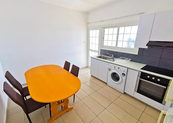 アパート Off Course Seaview ラルナカ