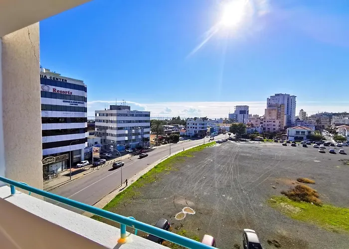 アパート Off Course Seaview ラルナカ